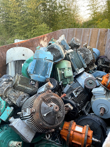 Aperçu des activités de la casse automobile RFM PERRON située à SAINT-TRIVIER-DE-COURTES (01560)